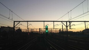 Ein Bahnhof in Sydney bei Sonnenaufgang