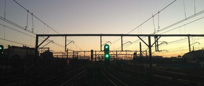 Ein Bahnhof in Sydney bei Sonnenaufgang