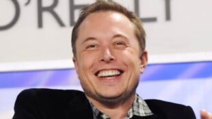 Elon Musk lächelnd