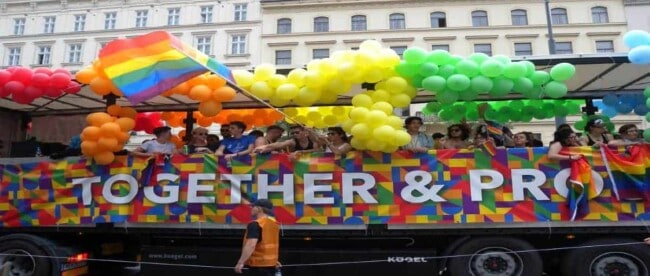 Festwagen der Regenbogenparade in Wien