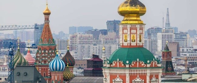 Auf dem Bild sieht man die Dächer der Gebäude am Roten Platz in Moskau, darunter auch die Basilius-Kathedrale.