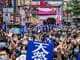 Hongkong Proteste auf denen große Menschenmengen mit Schutzmasken zu sehen sind