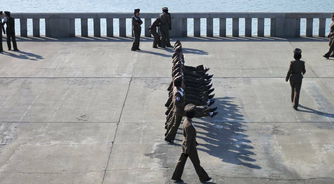 Nordkoreanische Soldatinnen marschieren im Gleichschritt in Pyeongyang