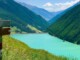 Panoramablick auf den Vernagter Stausee und Wegweiser