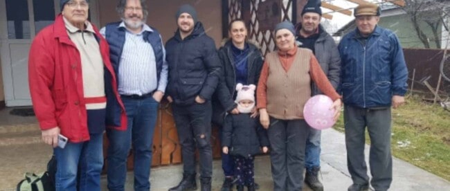 Peter Reichl hilft einer ukrainischen Familie auf der Flucht