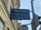Straßenschild Taubstummengasse in Wien mit zusätzlichem Erklärungsschild zum Begriff "taubstumm"
