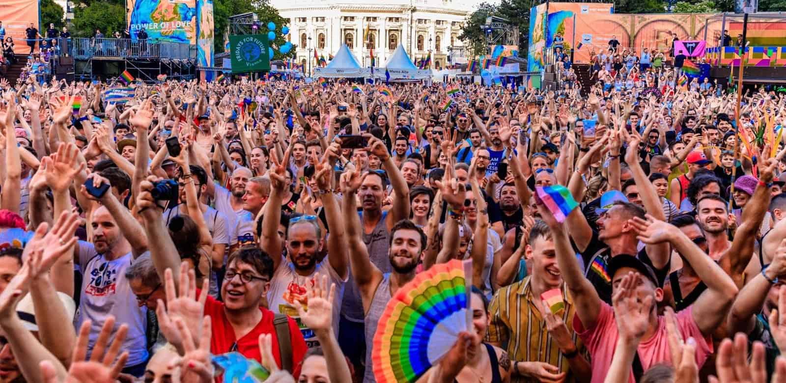 Viele Menschen feiern in einer großen Maße die LGBTIQ Community an der Vienna Pride 2019