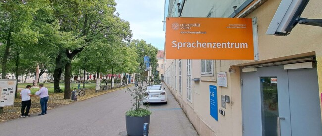 Die Deutschkurse der Universität Wien feiern heuer ihr 100-jähriges Jubiläum. Bis das Sprachenzentrum der Universität Wien zu seinem heutigen Namen gekommen ist, hat sich jedoch einiges getan.